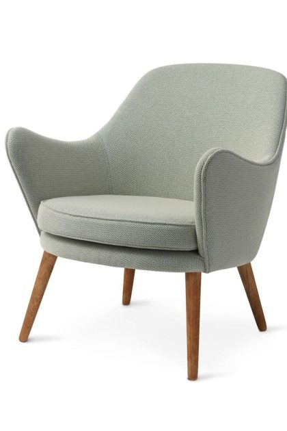 Warm nordic dwell loungestol tyg merit 021 light cyan, ben i rökt ek