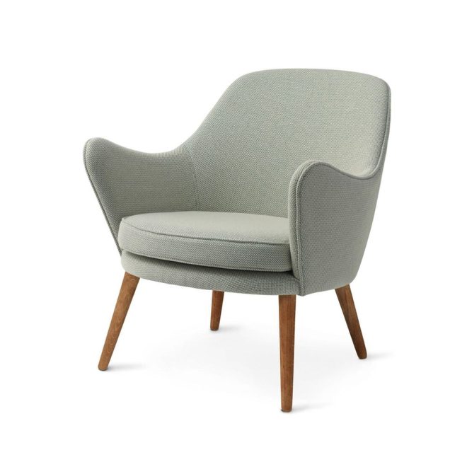 Warm nordic dwell loungestol tyg merit 021 light cyan, ben i rökt ek