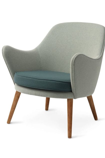 Warm nordic dwell loungestol tyg merit021/merit017 light cyan/dark cyan, ben i rökt ek