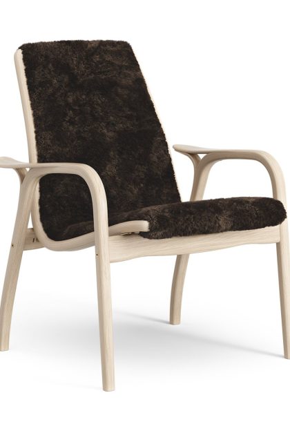Swedese laminett fåtölj vitpigmenterad ek/fårskinn espresso (brun)