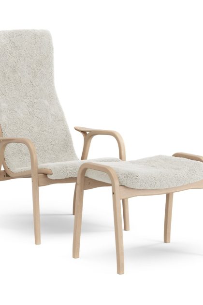 Swedese lamino fåtölj och fotpall lackad bok/fårskinn offwhite (vit)
