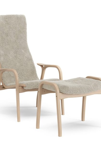 Swedese lamino fåtölj och fotpall lackad bok/fårskinn moonlight (beige)