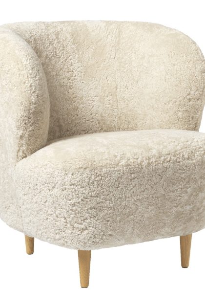 Gubi stay lounge chair small loungefåtölj fårskinn moonlight-lackad ek