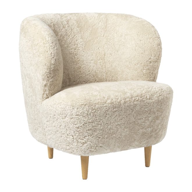 Gubi stay lounge chair small loungefåtölj fårskinn moonlight-lackad ek