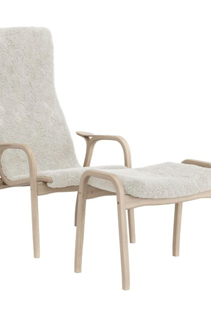 Swedese lamino fåtölj & fotpall vitpigmenterad ek/fårskinn off white (vit)