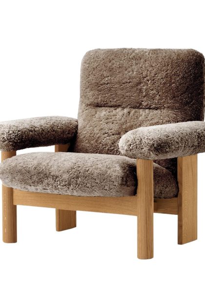 Audo copenhagen brasilia fåtölj natural oak-sahara sheepskin curly