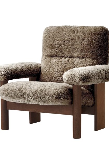 Audo copenhagen brasilia fåtölj dark oak-sahara sheepskin curly