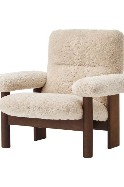Audo copenhagen brasilia fåtölj dark oak-nature sheepskin curly