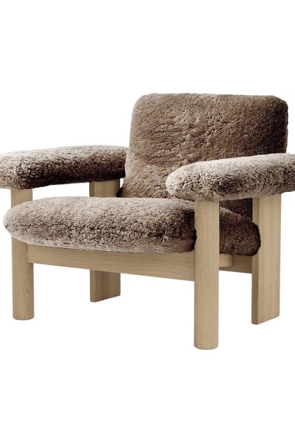 Audo copenhagen brasilia fåtölj low back natural oak-sahara sheepskin curly