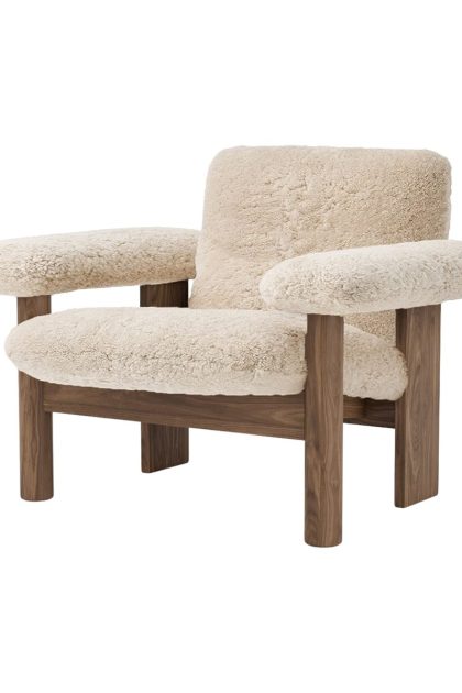Audo copenhagen brasilia fåtölj low back walnut-nature sheepskin curly