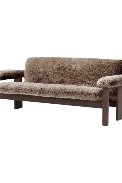 Audo copenhagen brasilia soffa 2-sits dark oak-sahara sheepskin curly