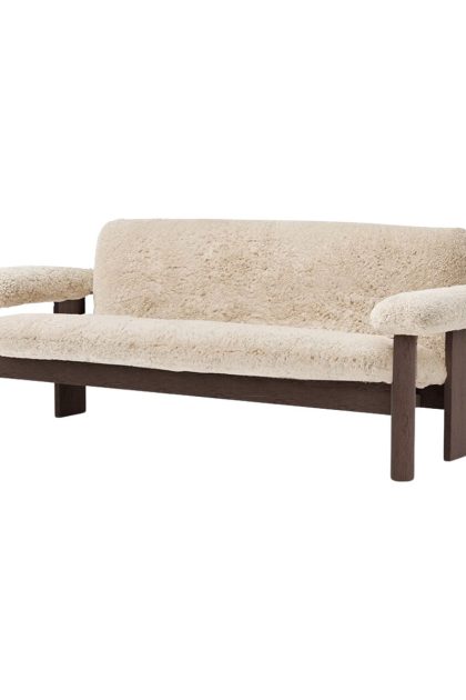 Audo copenhagen brasilia soffa 2-sits dark oak-nature sheepskin curly