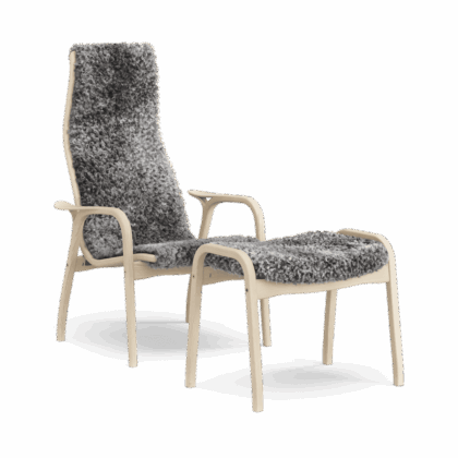 Swedese lamino anniversary edition fåtölj och fotpall vit furu-gotländskt fårskinn