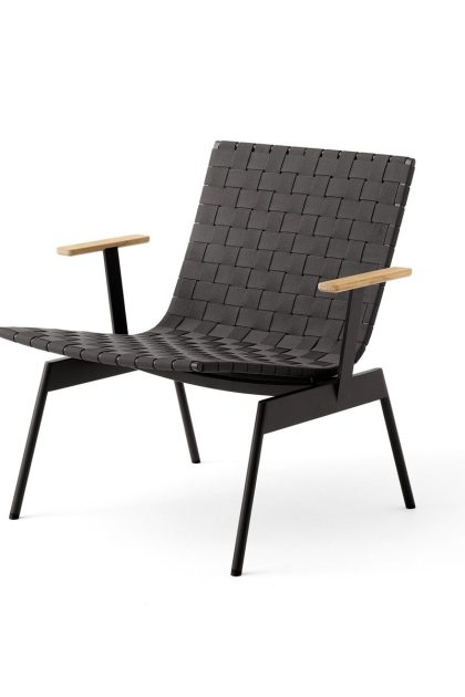 &tradition ville outdoor av45 loungestol med armstöd warm black