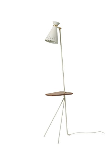 Warm nordic cone golvlampa warm white, teakbord, mässingsdetaljer