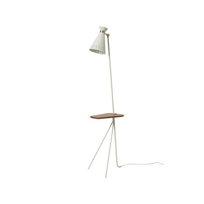 Warm nordic cone golvlampa warm white, teakbord, mässingsdetaljer