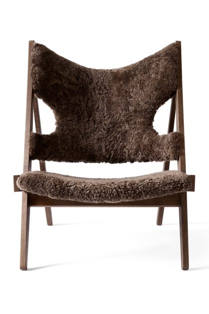 Audo copenhagen knitting loungefåtölj fårskinn curly root mörkbrun-stativ mörkbet. ek