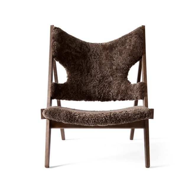 Audo copenhagen knitting loungefåtölj fårskinn curly root mörkbrun-stativ mörkbet. ek