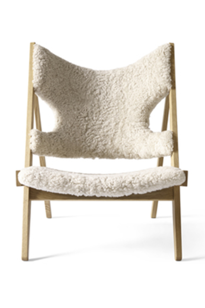 Audo copenhagen knitting loungefåtölj fårskinn nature, stativ natural ek