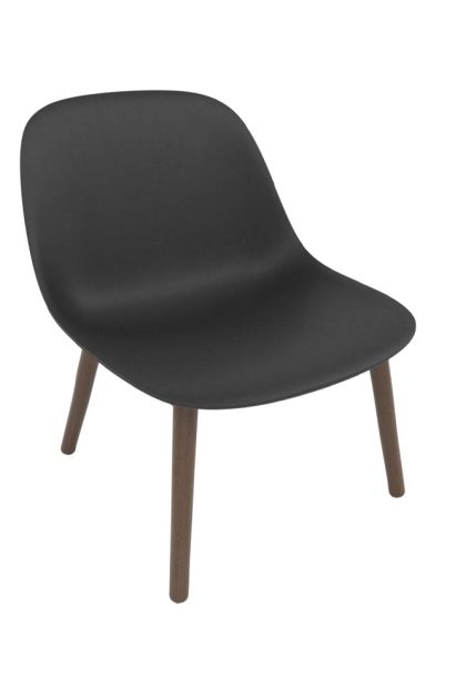Muuto fiber loungestol wood base black, mörkbrunbetsade ben
