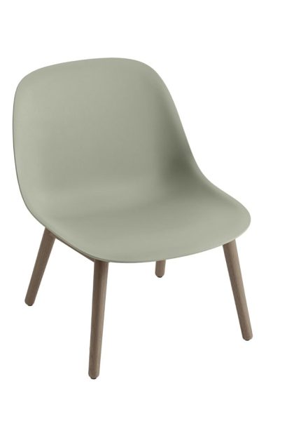 Muuto fiber loungestol wood base dusty green, mörkbrunbetsade ben