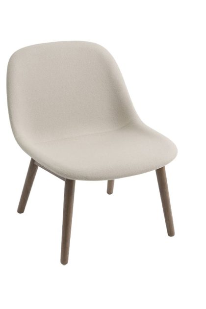 Muuto fiber loungestol wood base tyg hero 211 beige, brunbetsade ekben