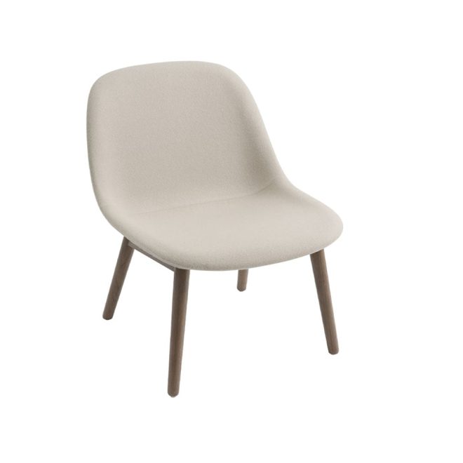 Muuto fiber loungestol wood base tyg hero 211 beige, brunbetsade ekben