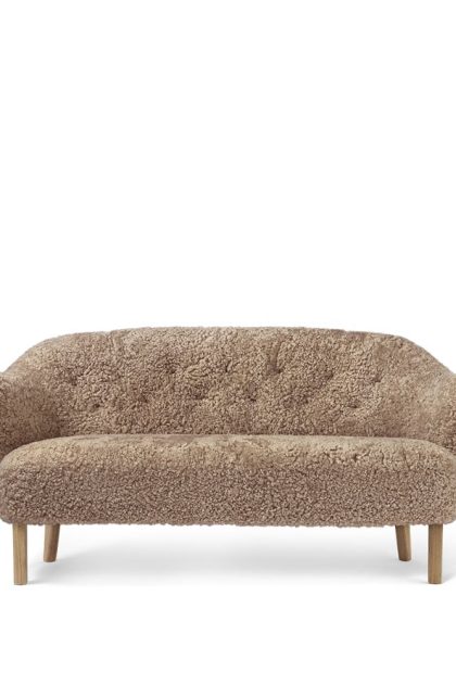 Audo copenhagen ingeborg 2,5-sits soffa fårskinn sahara, ben ek natur
