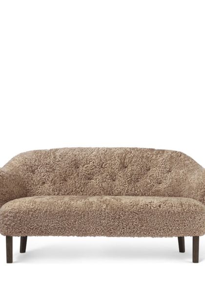 Audo copenhagen ingeborg 2,5-sits soffa fårskinn sahara, ben ek rökt
