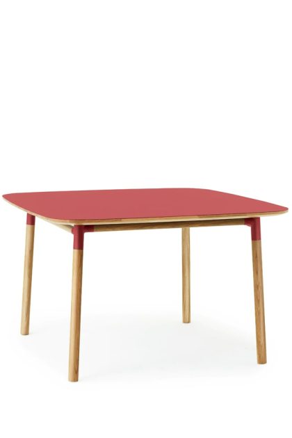 Normann copenhagen form matbord 120x120 cm röd-ekben