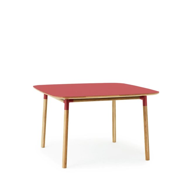Normann copenhagen form matbord 120x120 cm röd-ekben