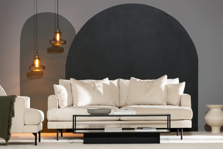 beige soffa i rum med svart bakgrund