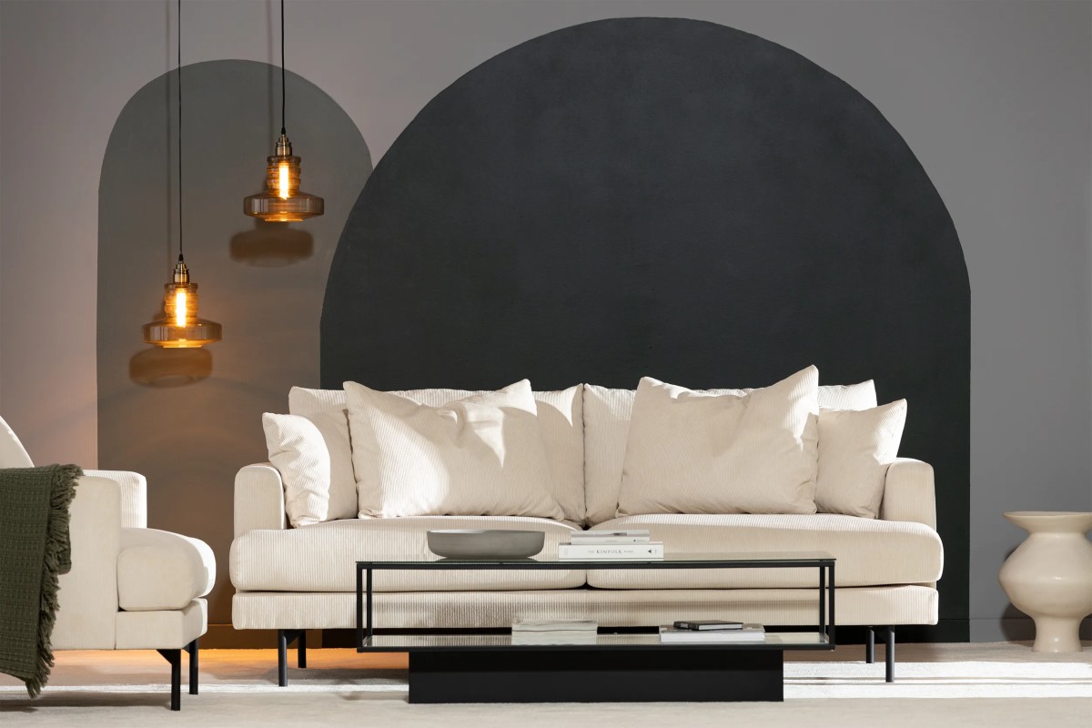 beige soffa i rum med svart bakgrund